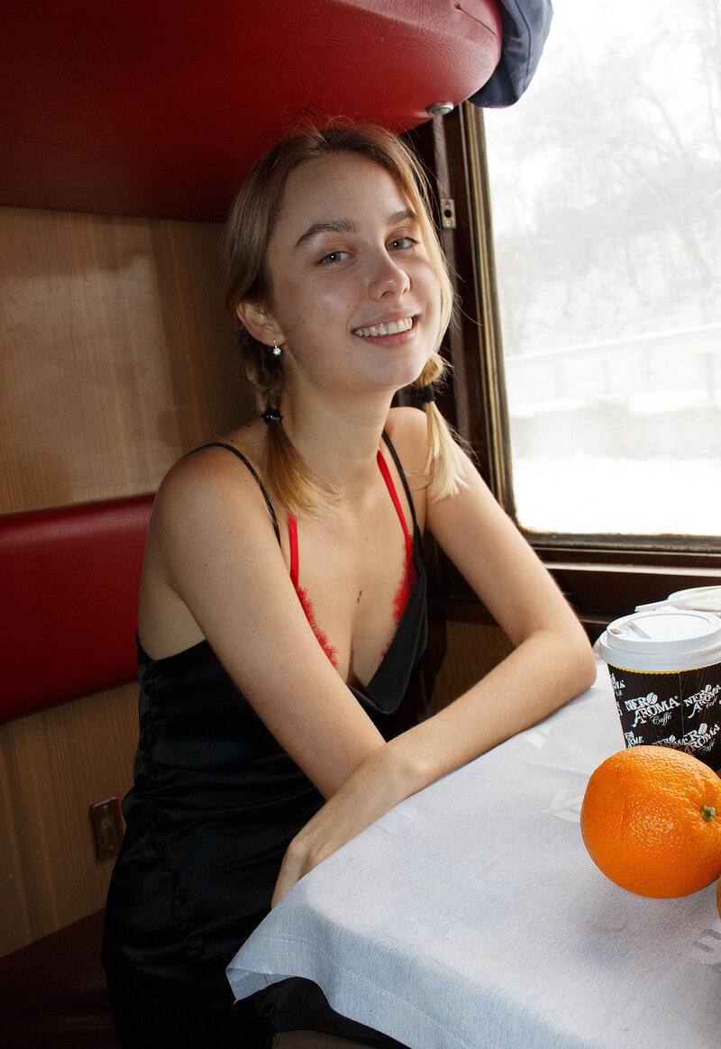 Оленка, 24